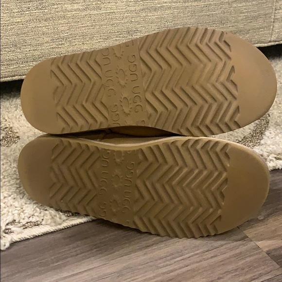 UGG BOOTS - TAN, SIZE 6 - Picture 3 of 5